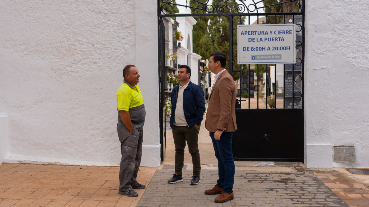 El alcalde José Francisco Garrido en una de las visitas a un cementerio.