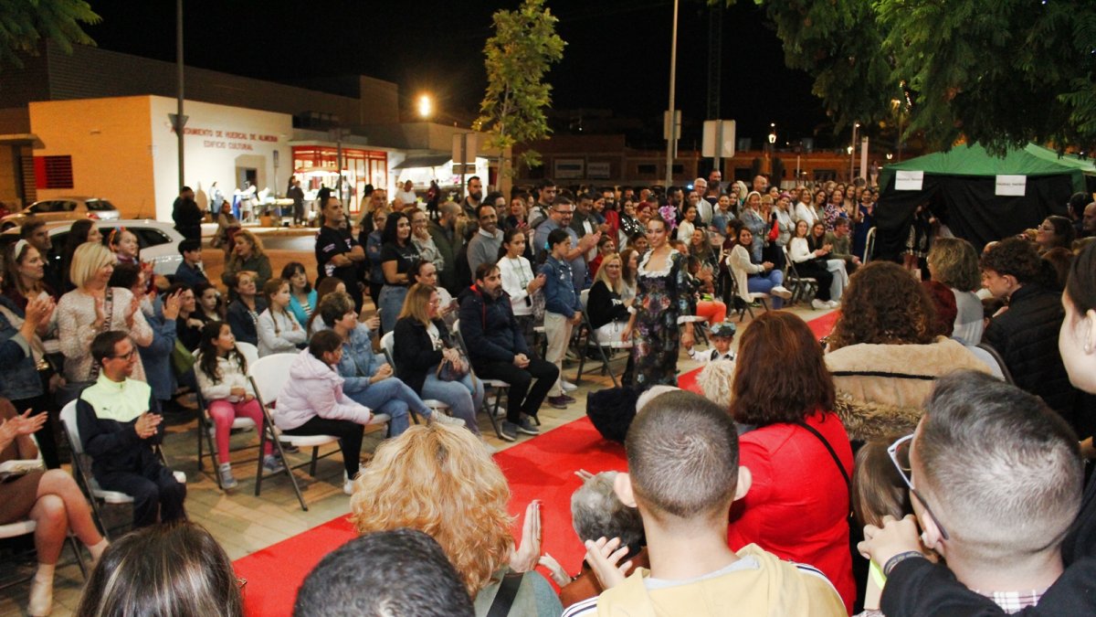 Momento del desfile de moda en la Noche Mágica