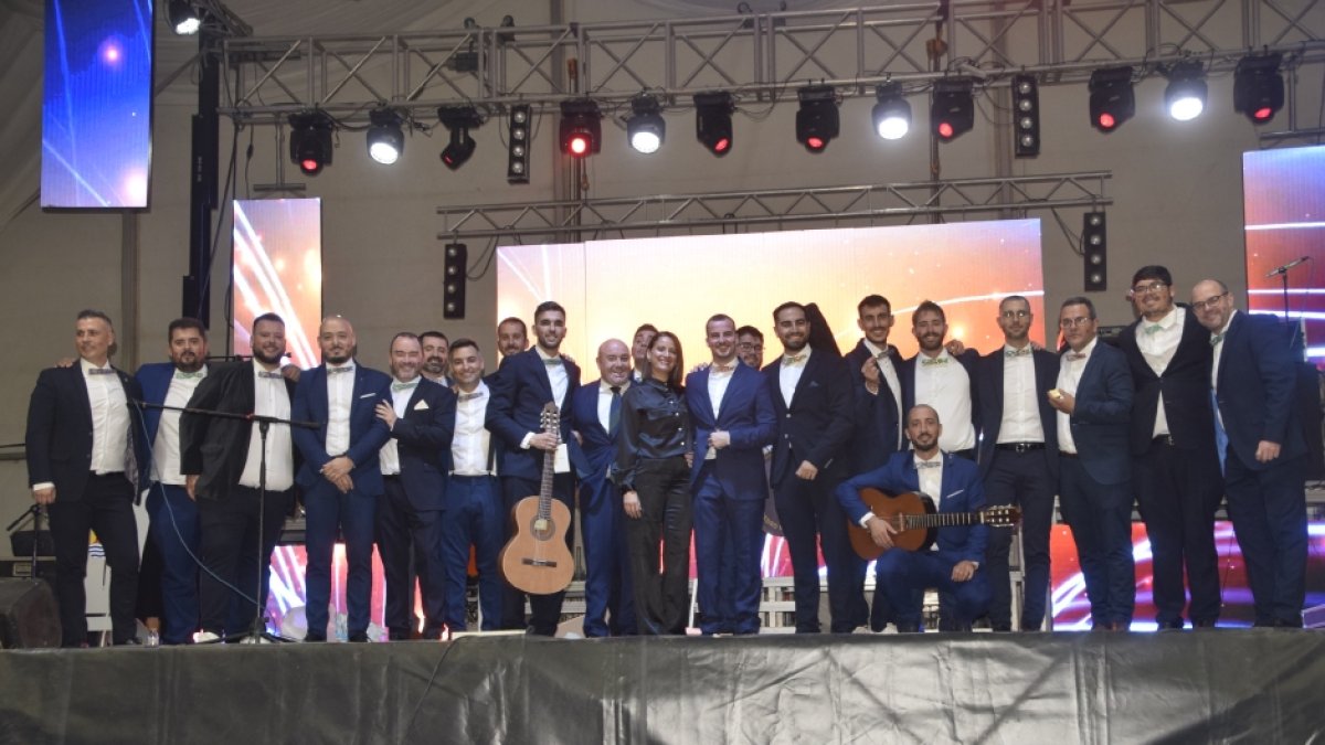 Los miembros de la chirigota junto a la alcaldesa, María del Mar Alfonso, durante el acto. Foto: Diego Carrillo.