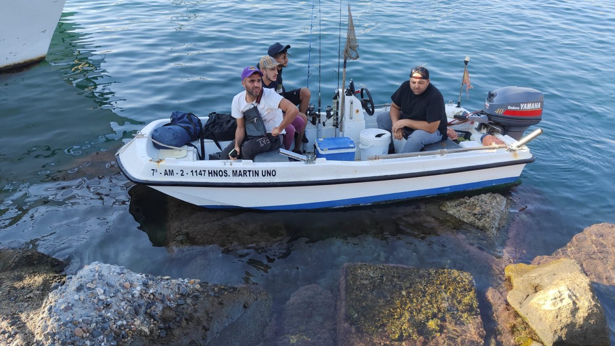 Los tripulantes de la embarcación interceptada.