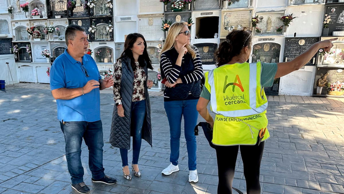 Juan Luque, de Servicios Urbanos, Almudena Serrano, teniente de alcalde, y Mª del Mar Fernández, de Parques y Jardines, supervisan el resultado.