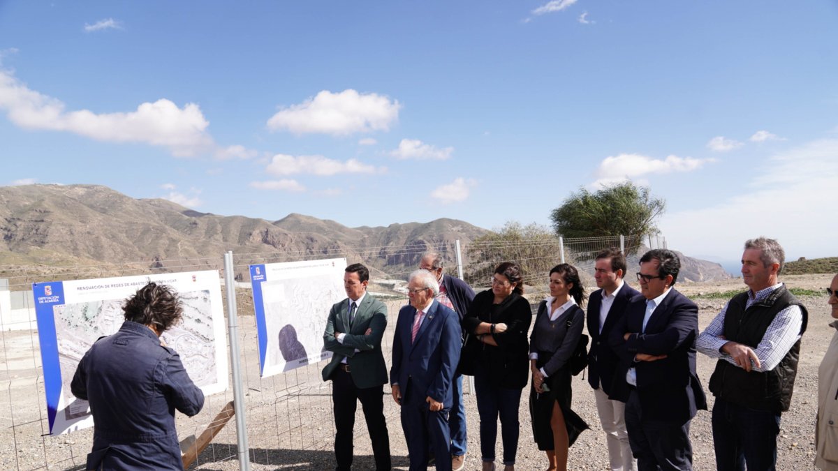 El presidente de la Diputación y el alcalde de Vícar durante la visita a los trabajos en La Envía.