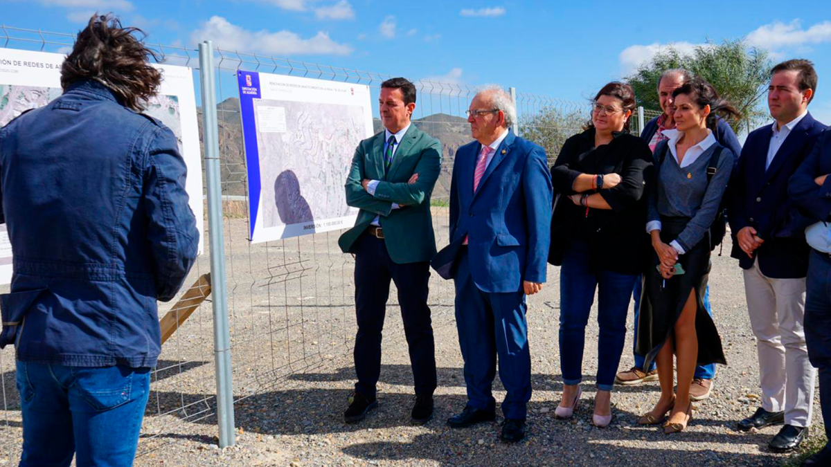 El presidente de Diputación, Javier Aureliano García, junto al alcalde de Vícar, Antonio Bonilla, visitan las obras de mejora.