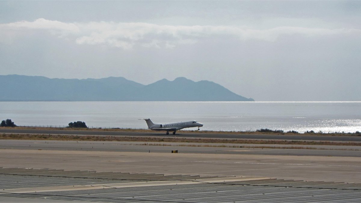 Un avión en el Aeropuerto de Almería.