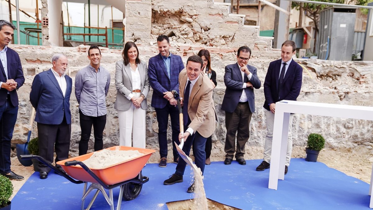 Javier A. García entierra la primera piedra de esta obra.