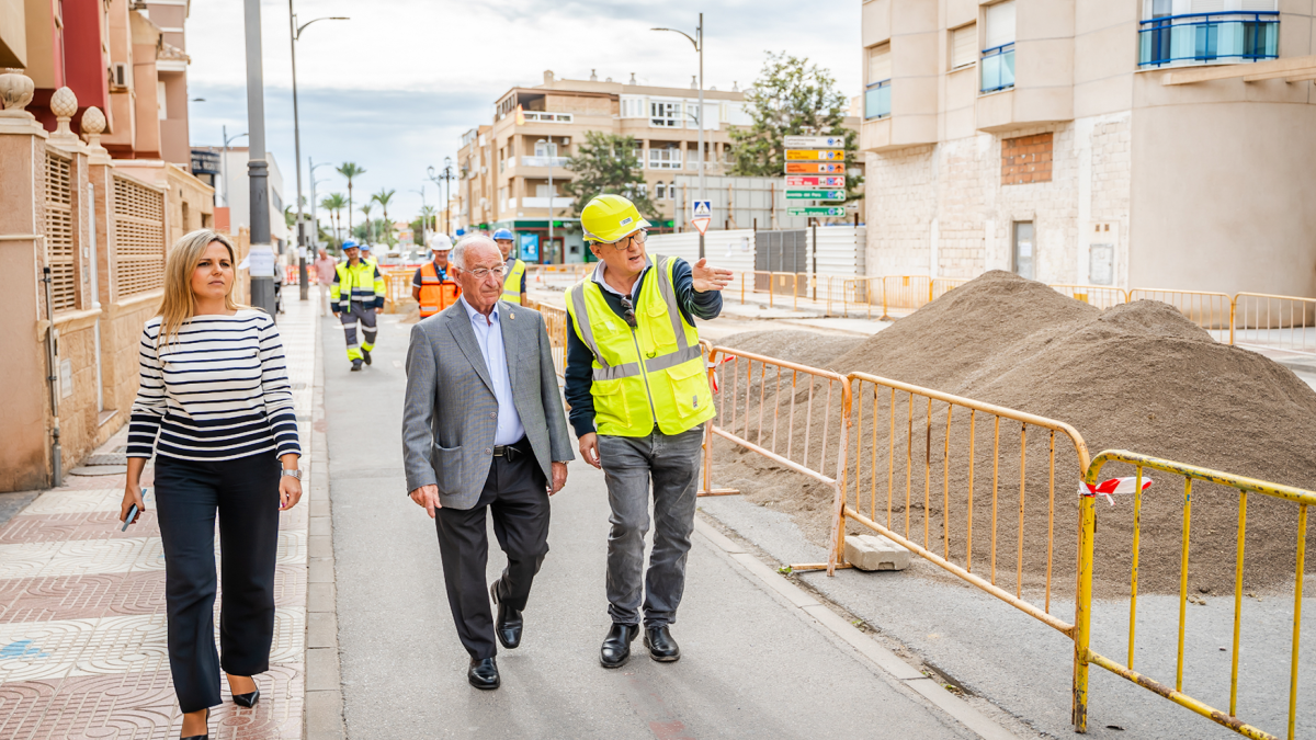 El alcalde de Roquetas de Mar Gabriel Amat, junto a Rocío Sánchez, concejal de Presidencia, supervisan las obras.