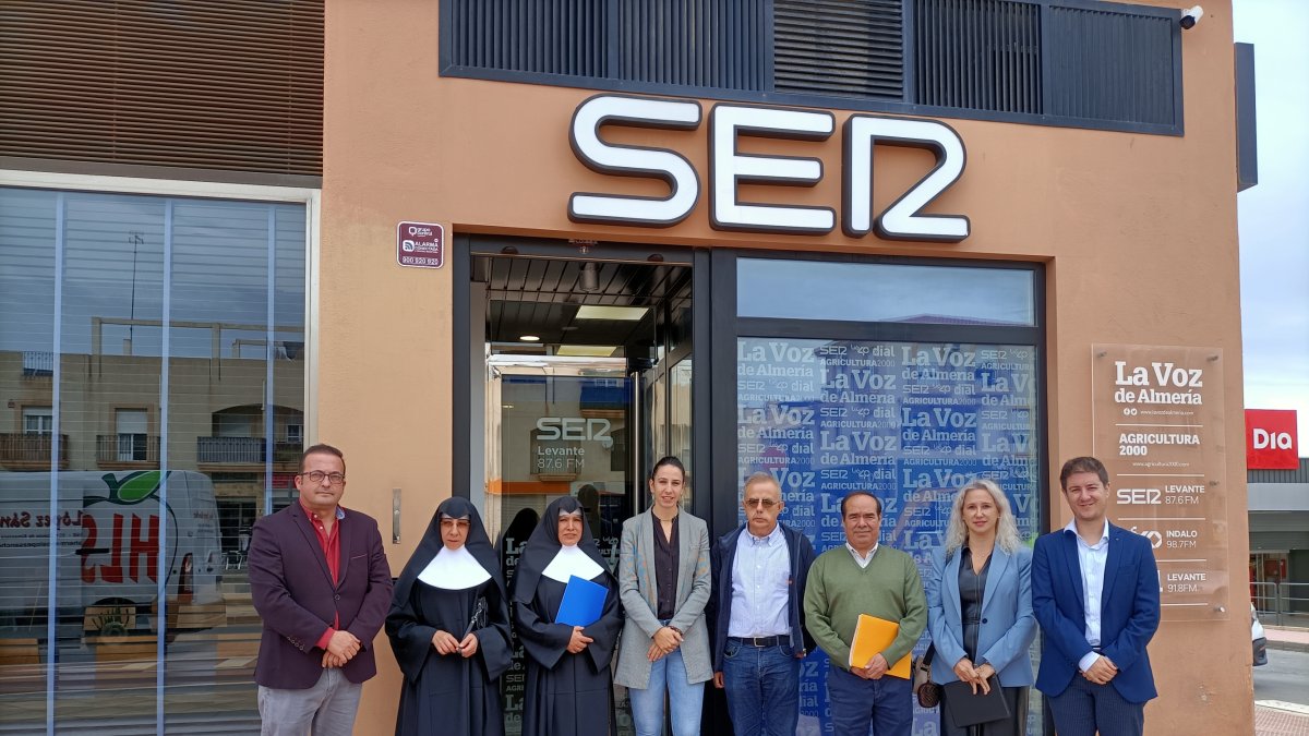 Representantes de las entidades sociales colaboradoras, de La Voz de Almería y de Mercadona ayer tras el desayuno-coloquio.