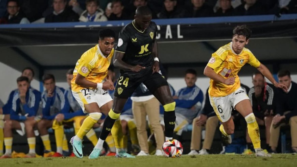 Mendes en una jugada del partido.