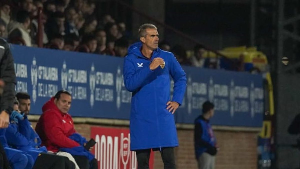 Garitano siempre pendiente y activo en la banda para corregir a los futbolistas.