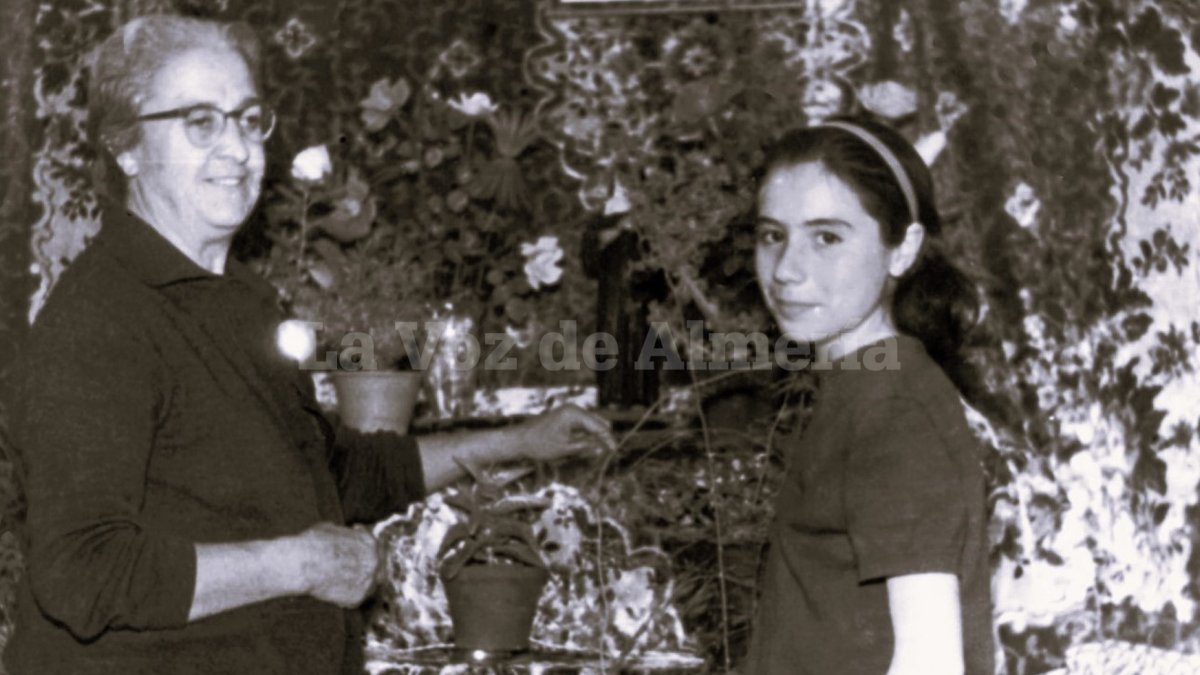 La señora Prudencia junto a uno de los altares que montaba en su casa.