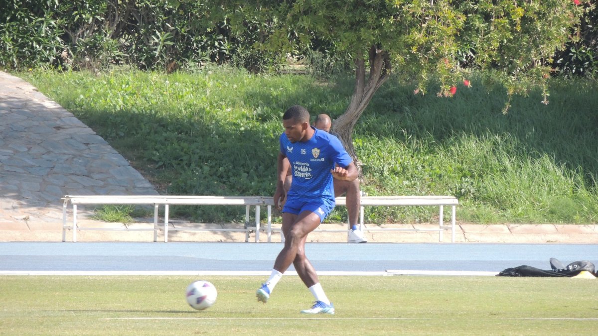 Akieme trabajando con el grupo en el entrenamiento de este miércoles.
