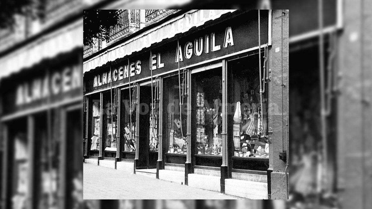 Los seis hermosos escaparates de ‘El Águila’ en el corazón del Paseo.