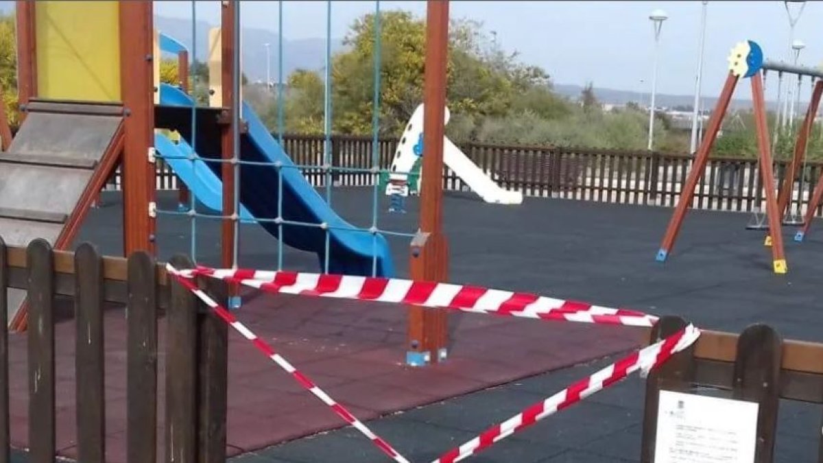 Imagen de archivo de un parque cerrado por el viento.