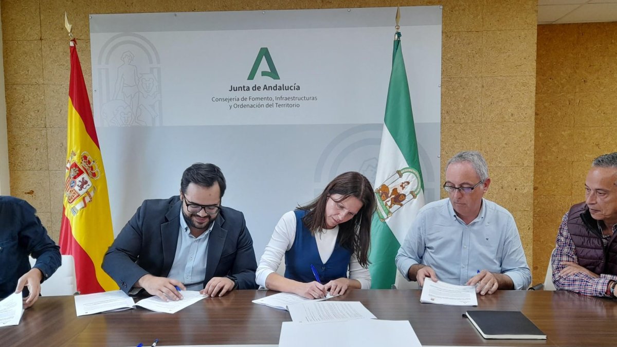 Firma cesión carreteras.