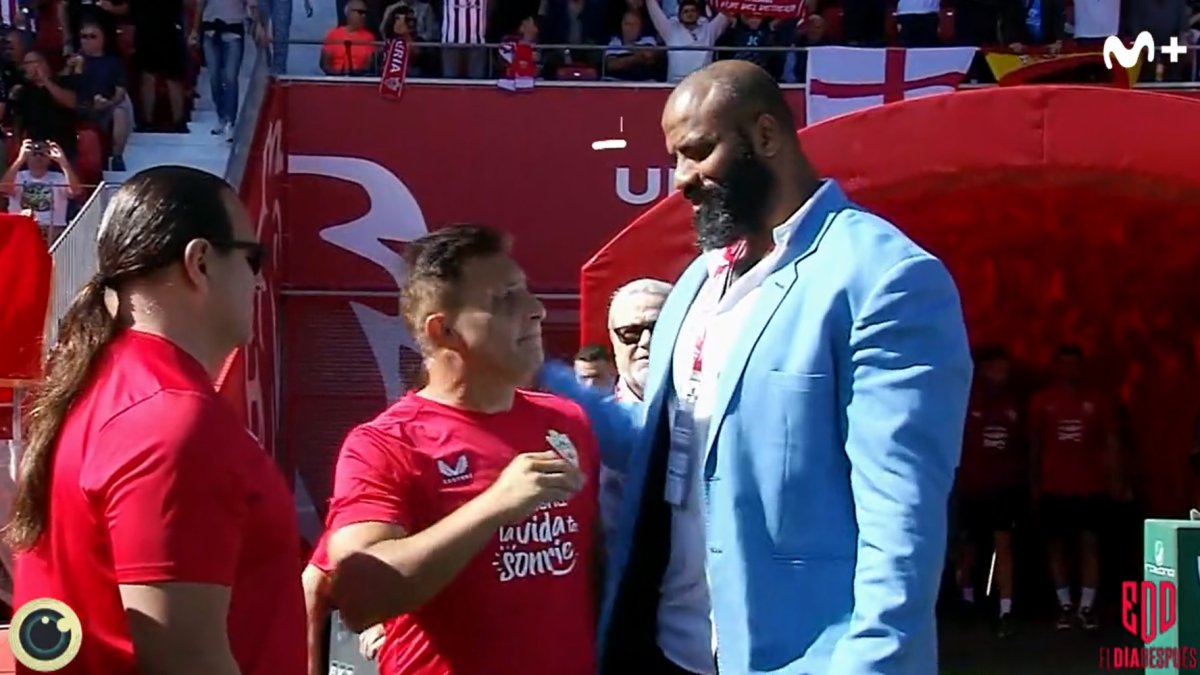 Julio Hernando saludando al protagonista de un vídeo que ha sido un éxito.