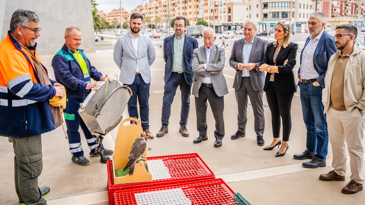 El alcalde Gabriel Amat, junto los concejales Juan Carlos Muyor y Susi Ibáñez, y los responsables de Athisa Medio Ambiente en la presentación.