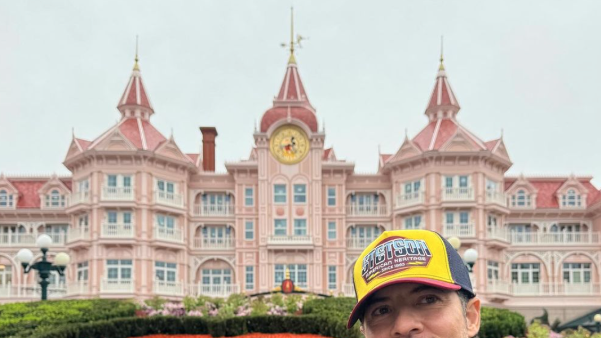 David Bisbal posando frente al Disneyland Hotel