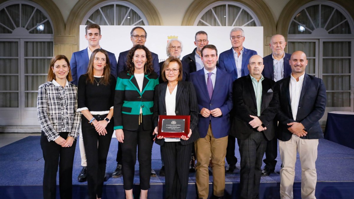 Autoridades políticas y miembros de la asociación en el XXV aniversario de ASAFAL.