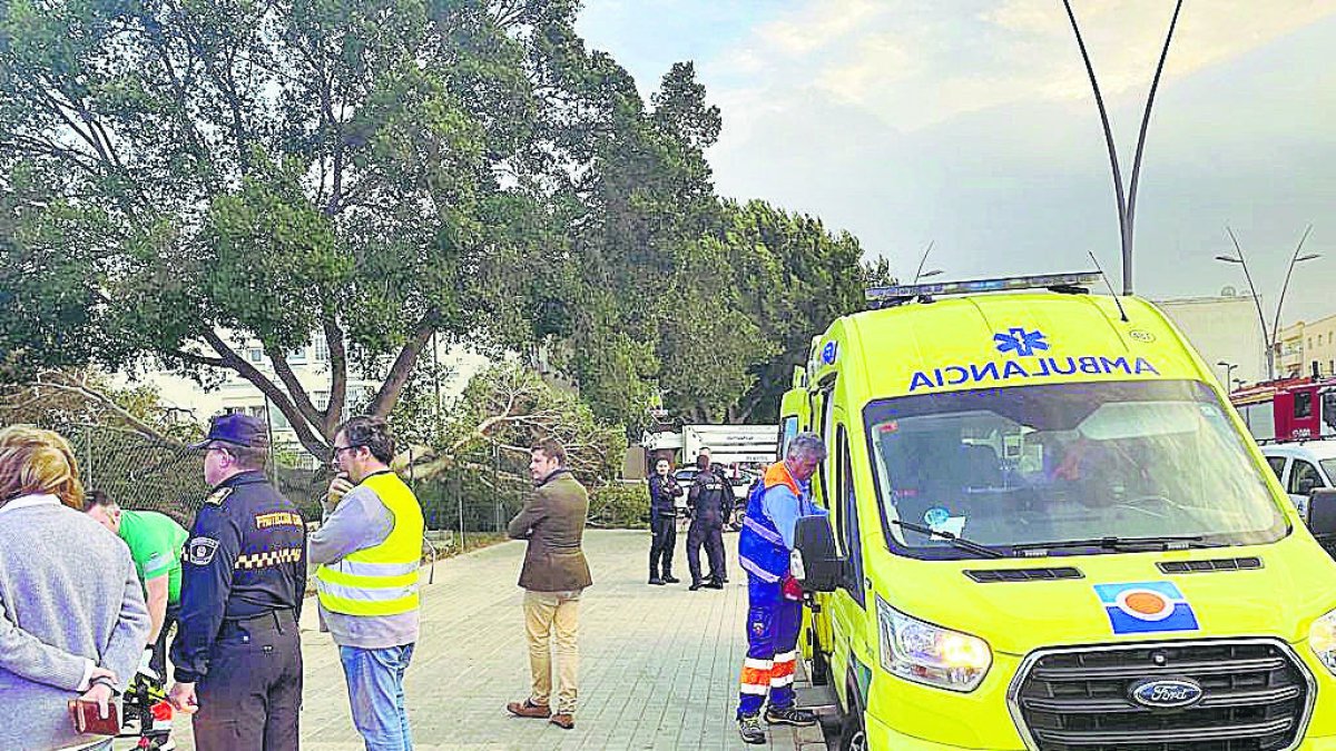 Una ambulancia, este jueves, en la zona de Cortijo Grande.