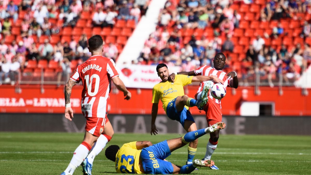 Lopy es indiscutible en el centro del campo del Almería y busca acompañante.