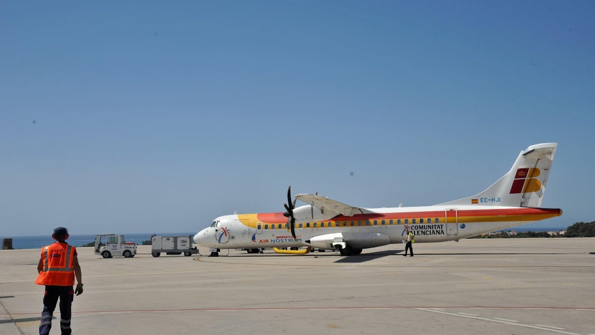 Un avión en el Aeropuerto de Almería, en una imagen de archivo.