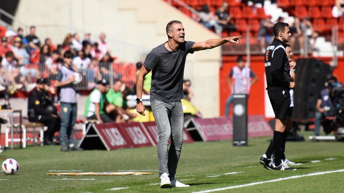 Garitano busca cambiar la dinámica del Almería este domingo en Vitoria.