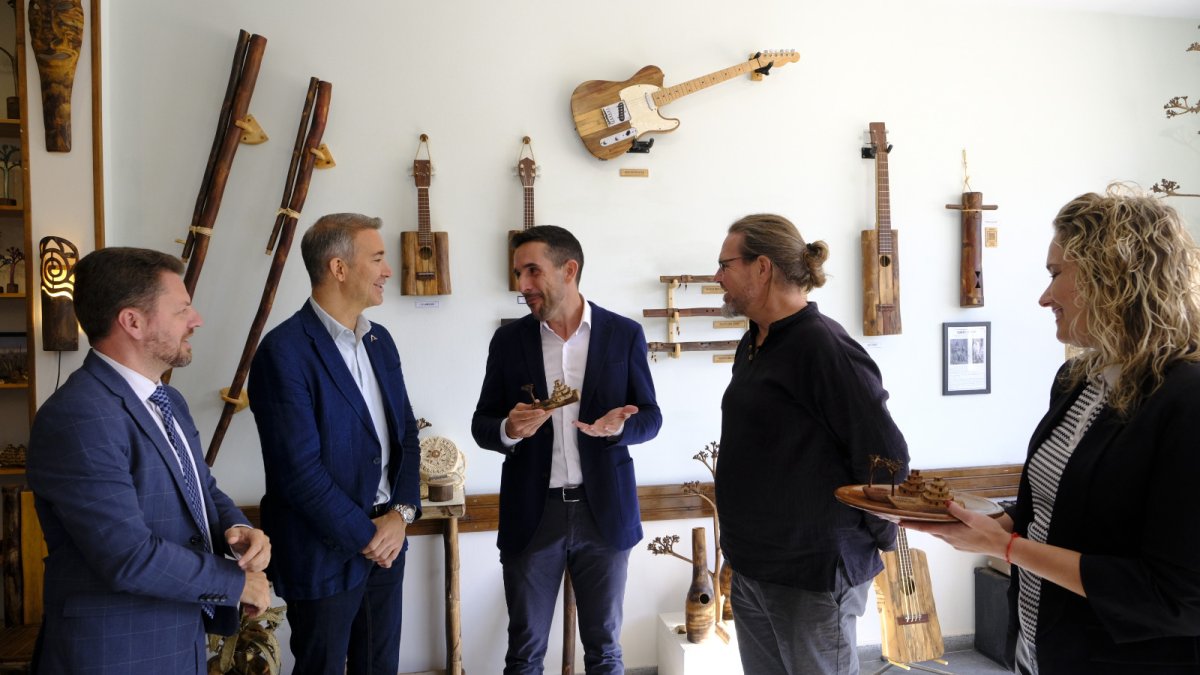 Autoridades y artesano en la inauguración del nuevo taller en Sorbas.