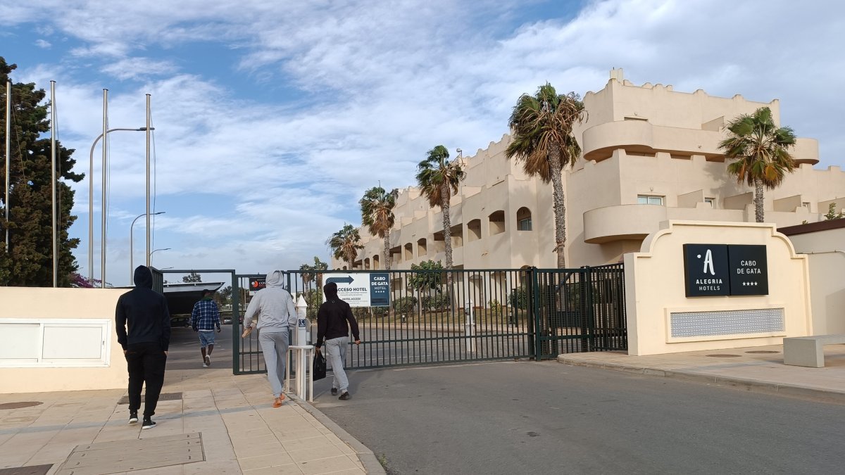Grupo de migrantes accediendo al interior del Hotel Alegria Cabo de Gata.
