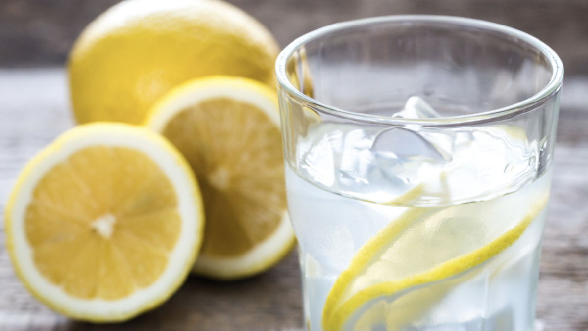 Beneficios del agua con limón