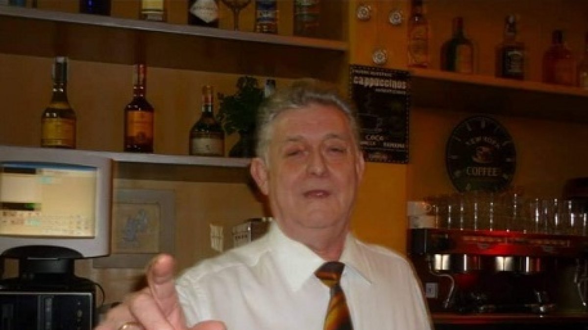 Manolo muy elegante atendiendo a sus clientes del Vipais.