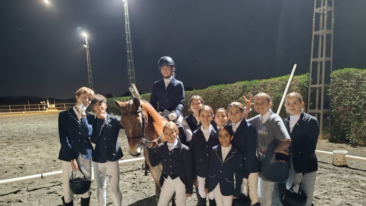 foto de familia con los jóvenes jinetes y amazonas que tienen un gran futuro en el mundo de la hípica.