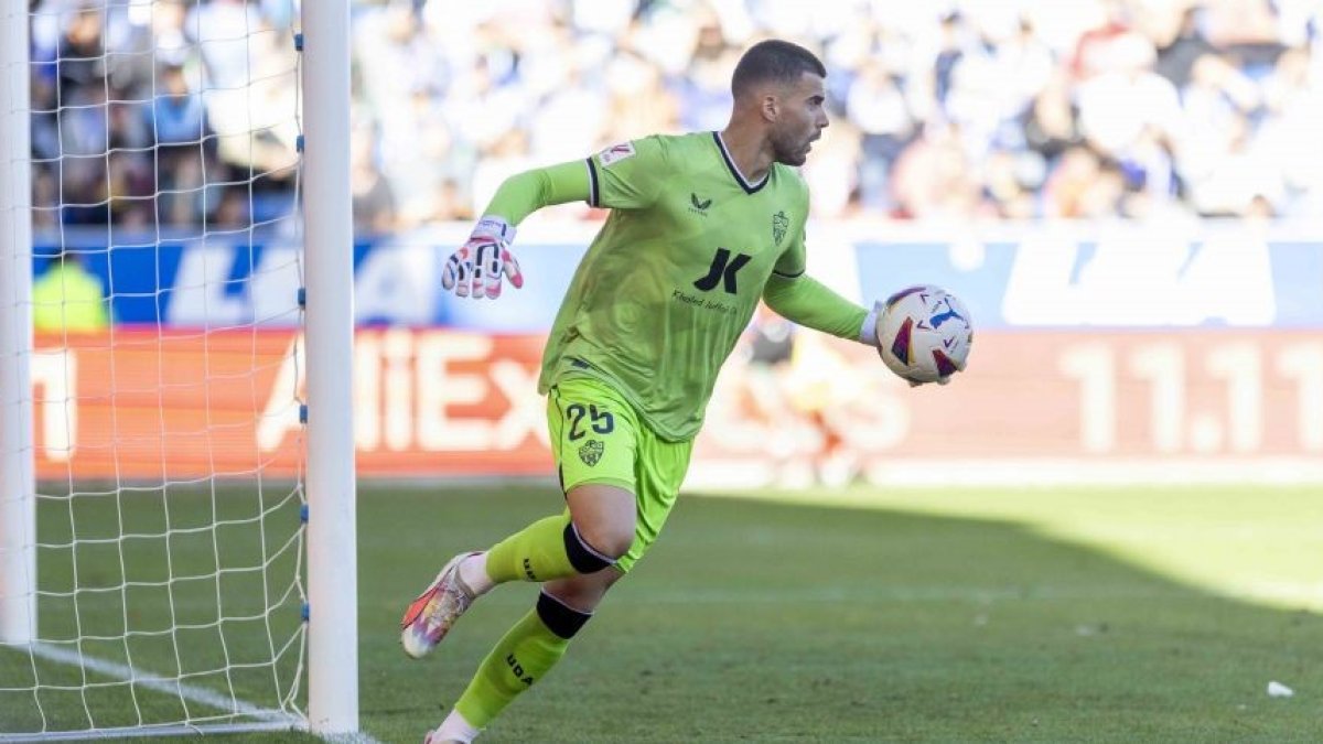 El portero portugués del Almería no pudo hacer nada en el gol del Alavés.