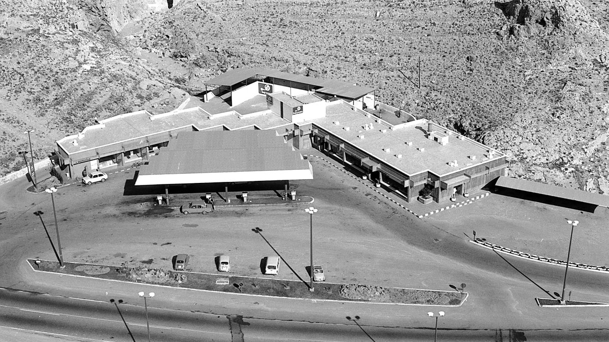 Tramo de la Carretera Nacional 340 junto al complejo Bayyana a comienzos de los años 70. La gasolinera y el restaurante se abrieron en marzo de 197