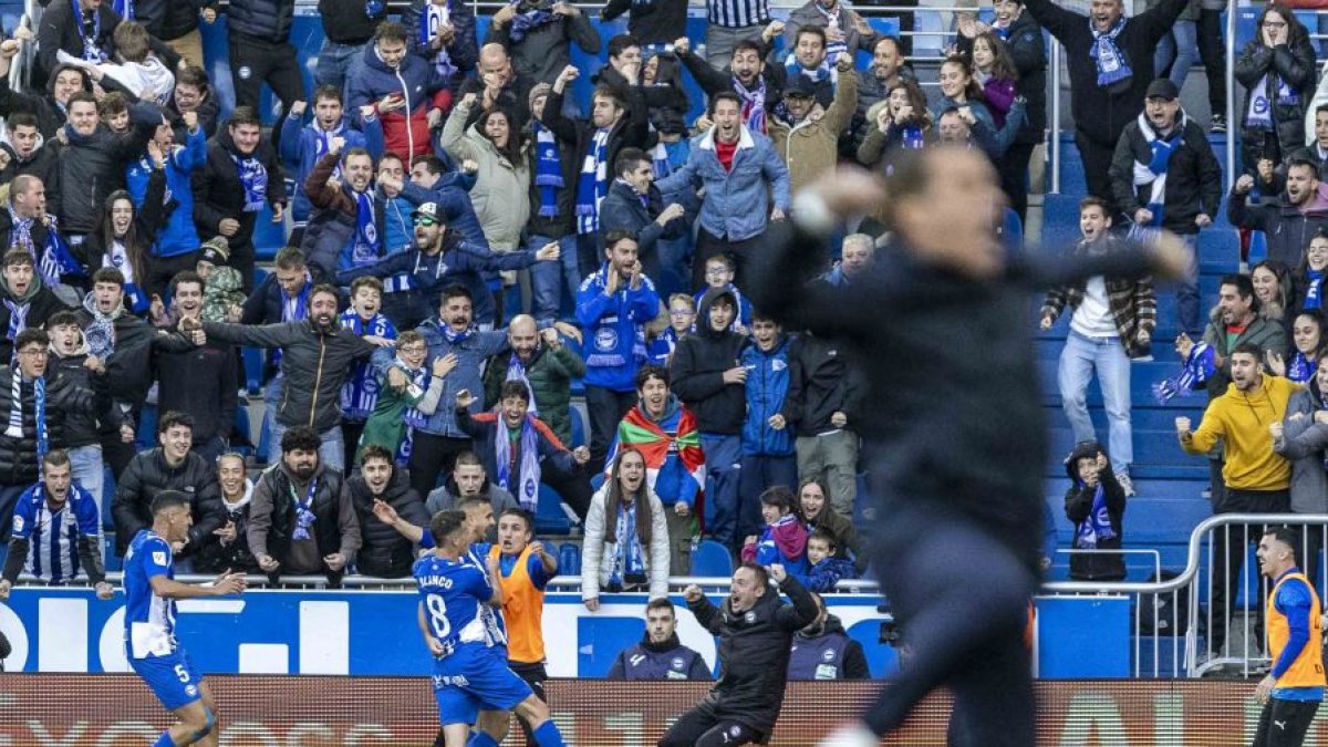 Luis García, técnico del Alavés, salta de alegría tras derrotar al Almería.