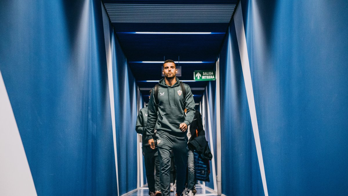 El portero Maximiano en el túnel de vestuarios de Mendizorroza.