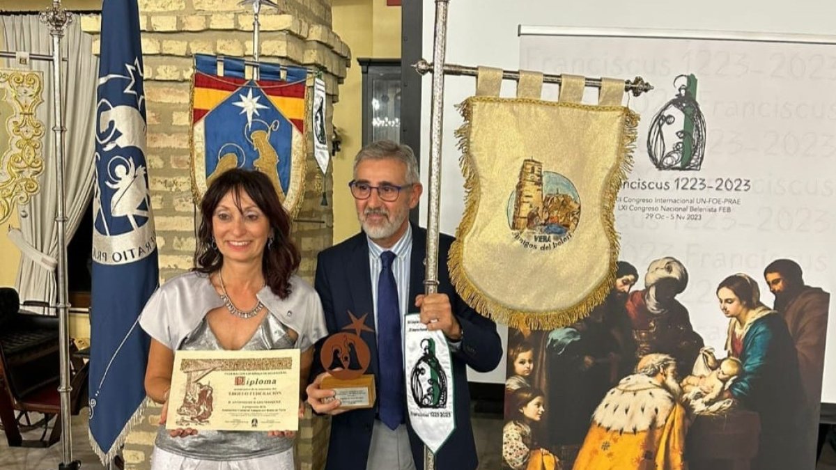 Antonio de Haro en la recepción de su trofeo de la Federación Española de Belenistas.