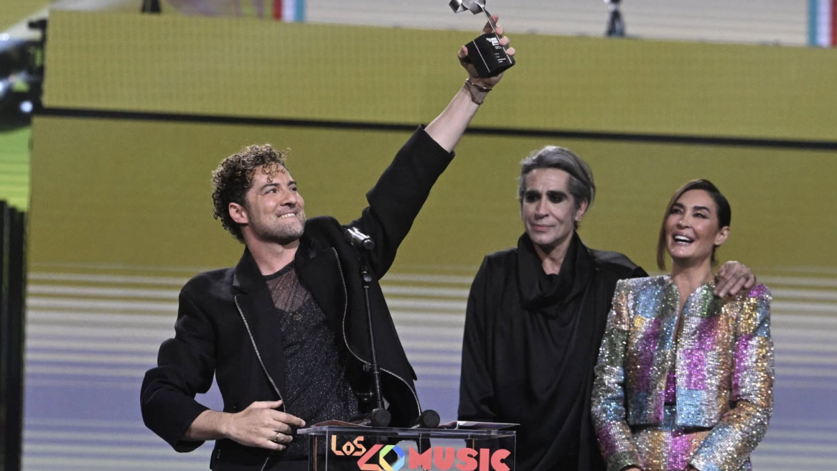 David Bisbal recogiendo el premio a mejor artista en directo./ LOS40