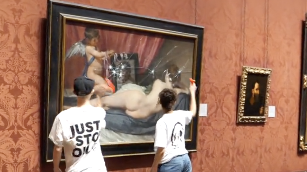 Dos activistas de Just Stop Oil golpeando un cuadro de Velázquez./ Just Stop Oil