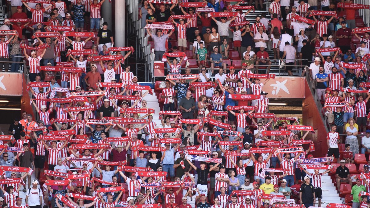 Aficionados en el partido Almería-Granada en el Estadio de los Juegos Mediterráneos.