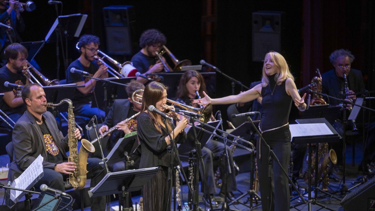 Maria Schneider, dirigiendo a la Big Band de Clasijazz el pasado domingo en el Maestro Padilla.