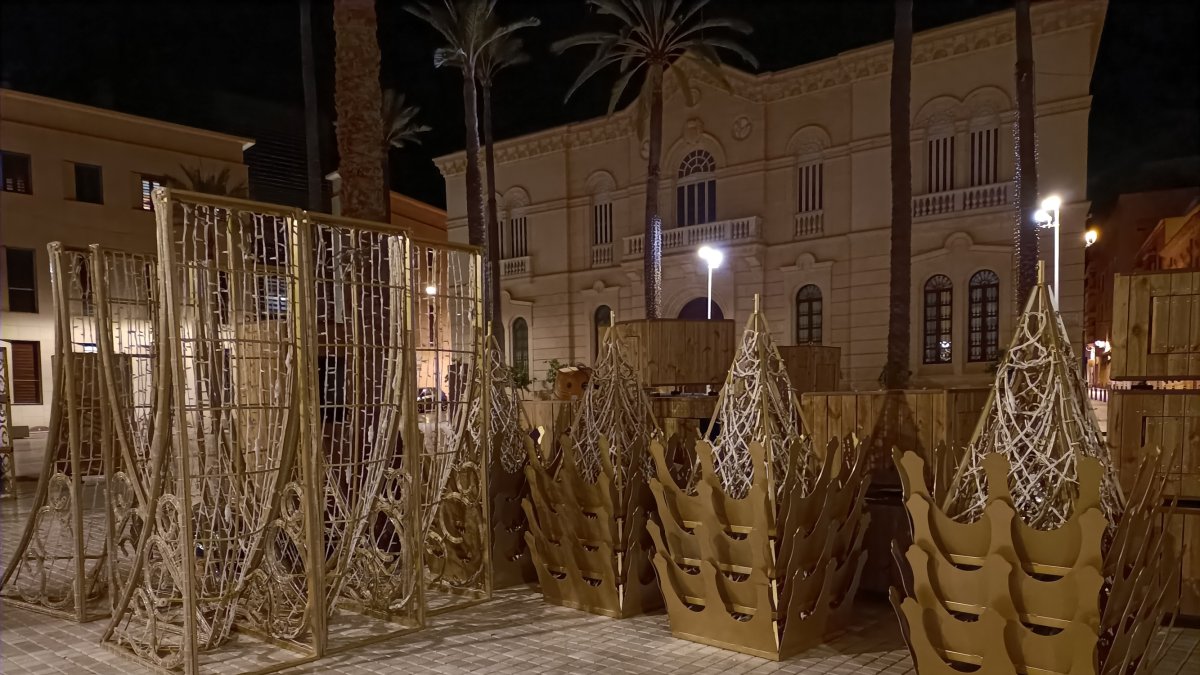 En la noche de este lunes descargaron las piezas de la estructura luminosa que decorará por Navidad la Plaza de la Catedral.