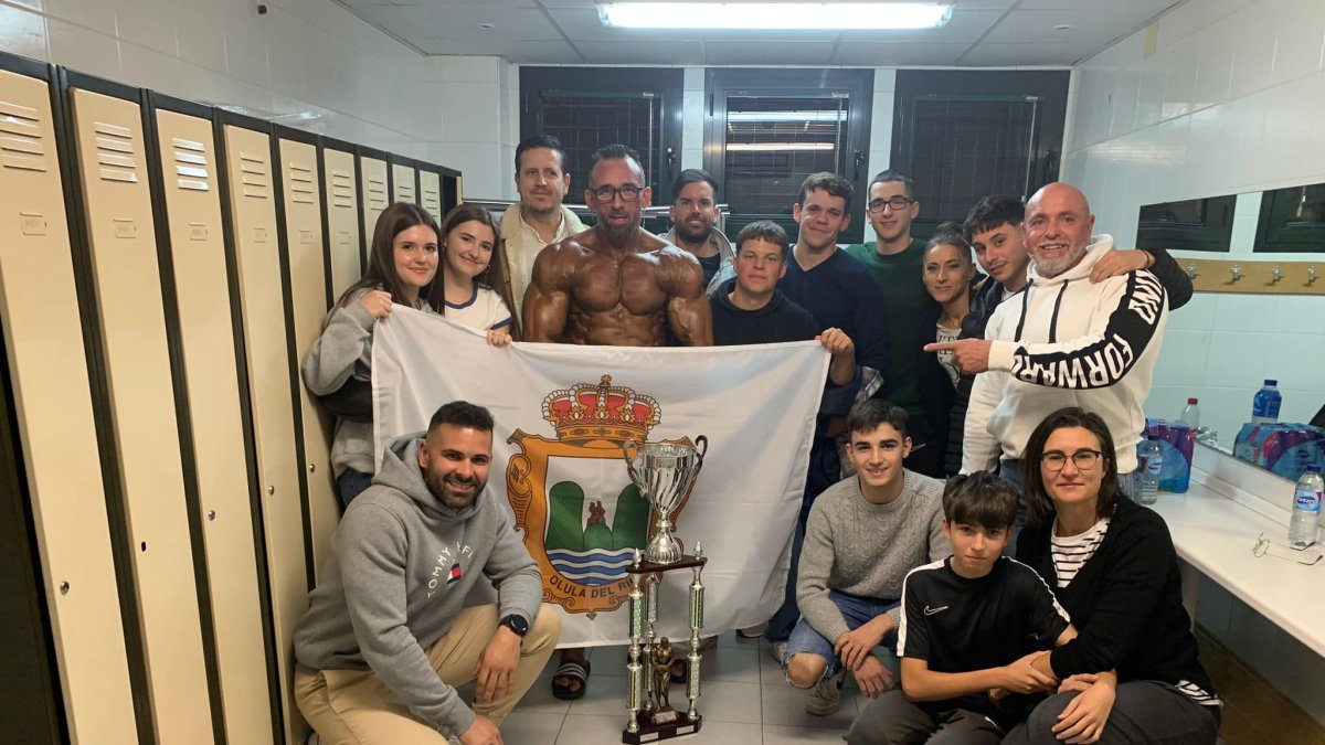 José Castaño Ramos rodeado de familiares y amigos tras su triunfo.