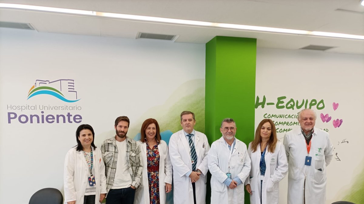 José Ángel Olmos, el segundo por la izquierda, junto a los responsables del Hospital de Poniente.