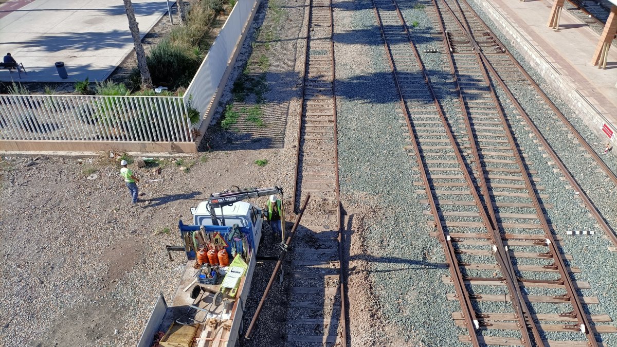 Retirada de la playa de vías ubicada en la parte trasera de la antigua estación de tren