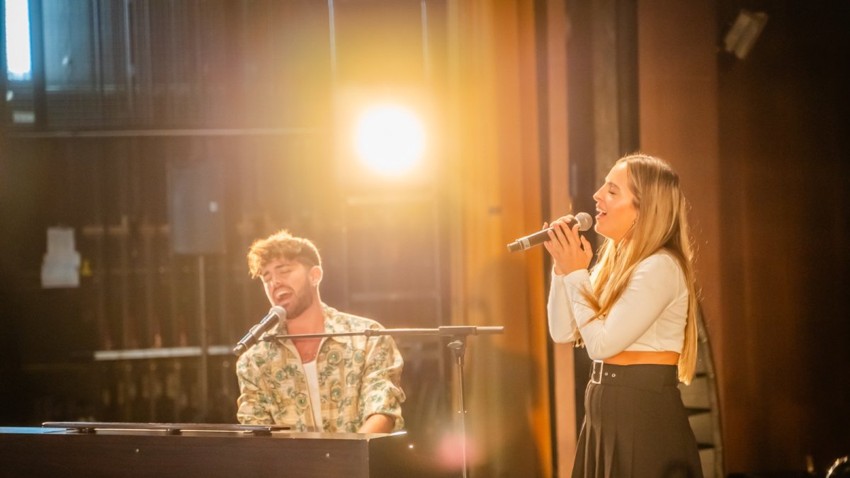 Mikel Herzog Jr. y Laura Alcoba, este martes en la presentación en Roquetas del musical inspirado en las canciones de Mecano.