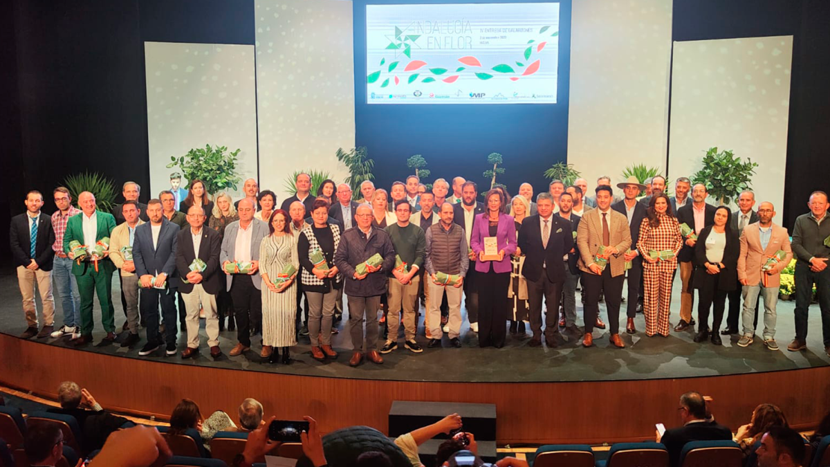 El alcalde de Vícar junto a los representantes de los otros treinta municipios premiados este año en Huelva.