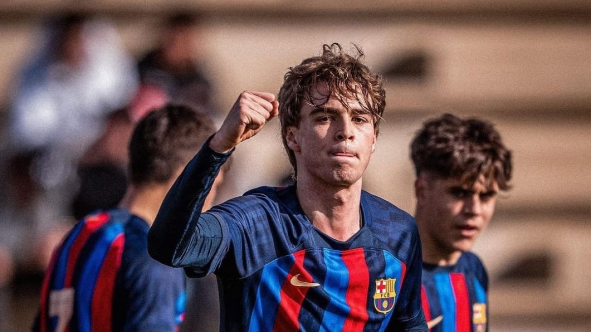 Con solo 18 años continúa disfrutando de su etapa en el FC Barcelona.