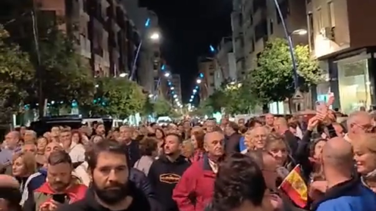 Imagen de la concentración frente a la sede del PSOE en Almería capital.