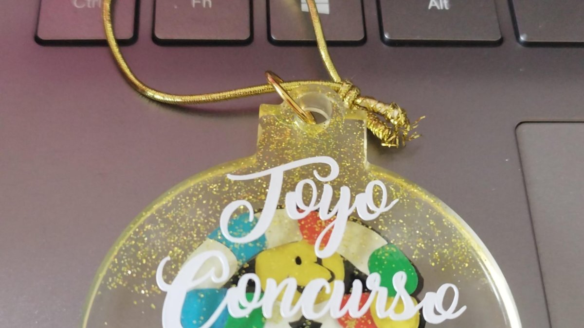 Uno de los premios para el Concurso de Escaparates simulando una medalla deportiva..