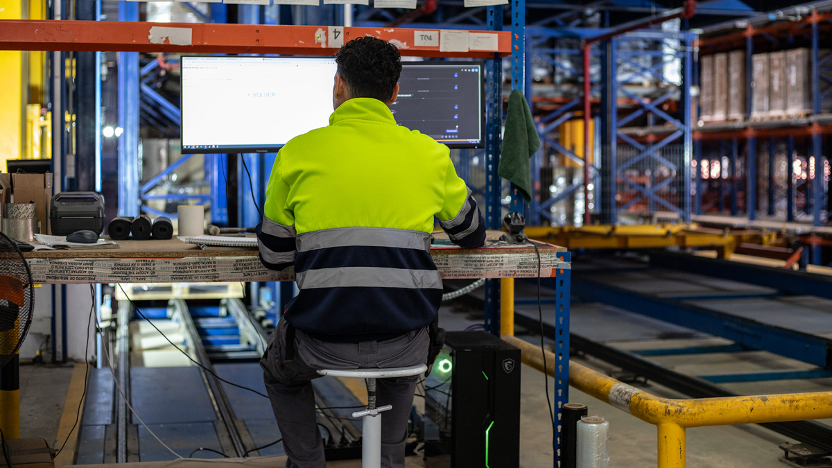 Un trabajador de GOUCARGO en el almacén de La Juaida.